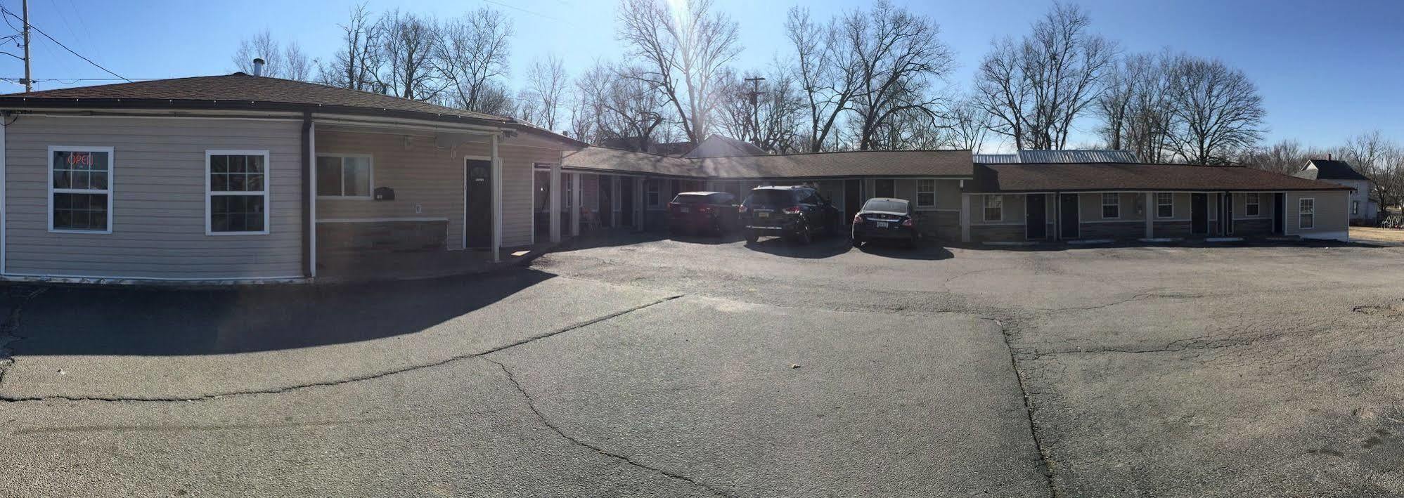 Azure Sky Motel Fort Scott Exterior photo